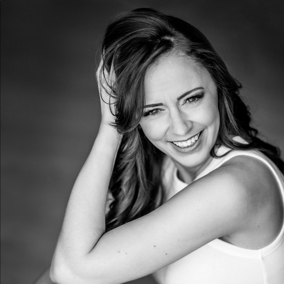 Meet your Posher, Amanda - Picture 1 of 6